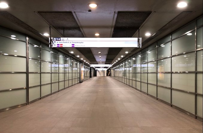 Metro oszczędza, wyłączając oświetlenie stacji