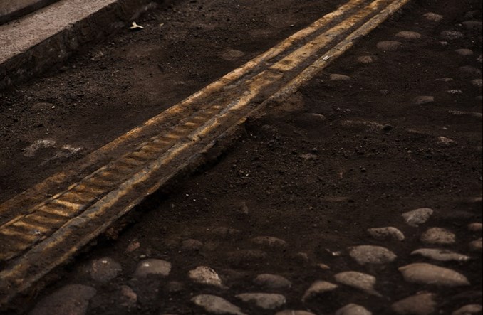 Warszawa: Przed Muzeum Powstania Warszawskiego odsłonięto bocznicę tramwajową