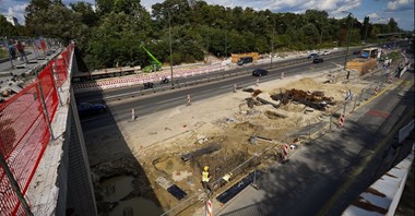 Warszawa: Windy i schody z pl. Na Rozdrożu na TŁ wiosną
