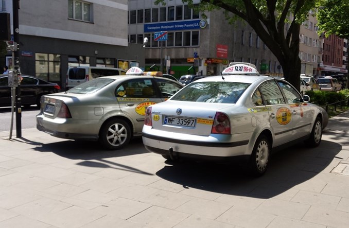 Warszawa podsumowuje kontrole taksówek i przewozu osób. Ponad 500 nieprawidłowości