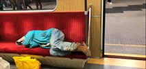 Miasto nie wyrzuci bezdomnych z metra