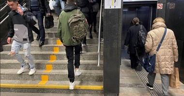 Metro: Nowe oznaczenia segregujące ruch w łączniku