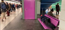 Metro myśli o zabezpieczeniu ławek przed śpiącymi bezdomnymi