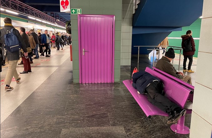 Metro myśli o zabezpieczeniu ławek przed śpiącymi bezdomnymi