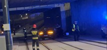 Warszawa: Samochód spadł na nowe torowisko na Kasprzaka [wideo]