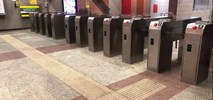 Warszawa: ZTM z ofertami na wymianę części śliskich listew i guzków w metrze