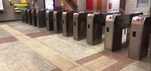 ZTM wymieni część śliskich listew dla niewidomych w metrze