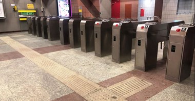 ZTM wymieni część śliskich listew dla niewidomych w metrze