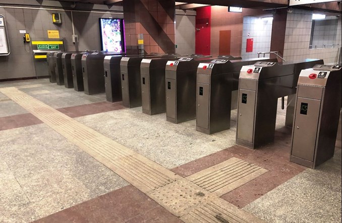 Warszawa: ZTM z ofertami na wymianę części śliskich listew i guzków w metrze
