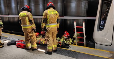 Strażacy ćwiczą w metrze