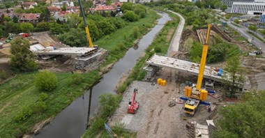 Poznań. Barka na placu budowy mostów Berdychowskich