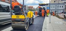 Poznań. Układanie nawierzchni na nowej drodze rowerowej