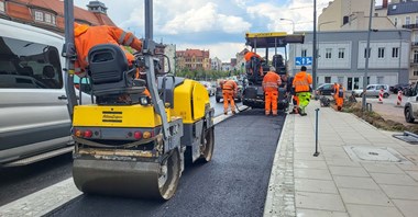 Poznań. Układanie nawierzchni na nowej drodze rowerowej