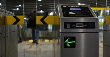 Warszawa: Nowe legitymacje szkolne. Co z bramkami w metrze?