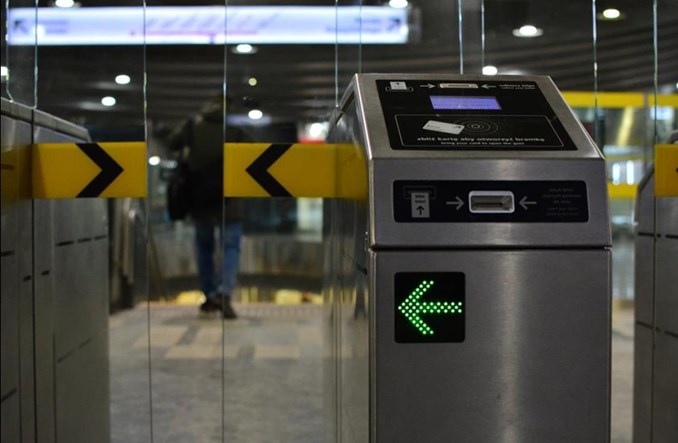 Warszawa: Nowe legitymacje szkolne. Co z bramkami w metrze?