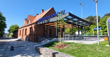 Niewielki dworzec w Jastarni po przebudowie czeka na podróżnych 