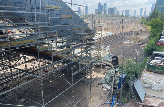 WKD po jednym torze do Warszawy