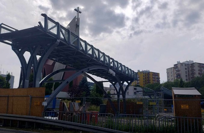 Lublin. Kładka nad ważną ulicą wraca na swoje miejsce 