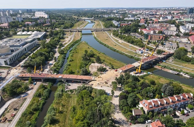 Poznań. Konstrukcja pierwszego z mostów Berdychowskich zamontowana