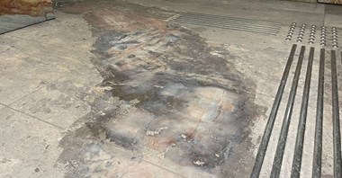 Metro: Sypią się posadzki na centralnym odcinku II linii. Winni pasażerowie