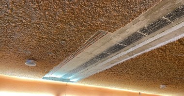 Metro naprawia sufit na Bemowie. Ale… nie da się go wyczyścić