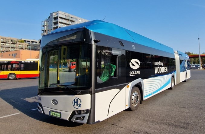 MZA testuje przegubowy autobus na wodór
