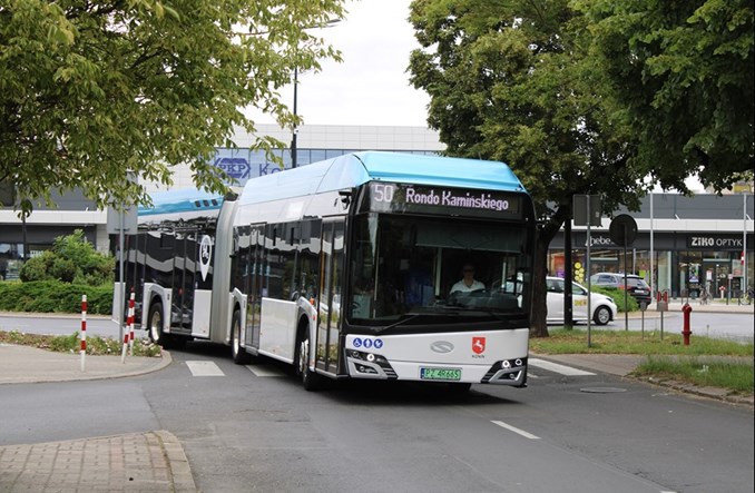 Konin blisko przegubowych autobusów na wodór
