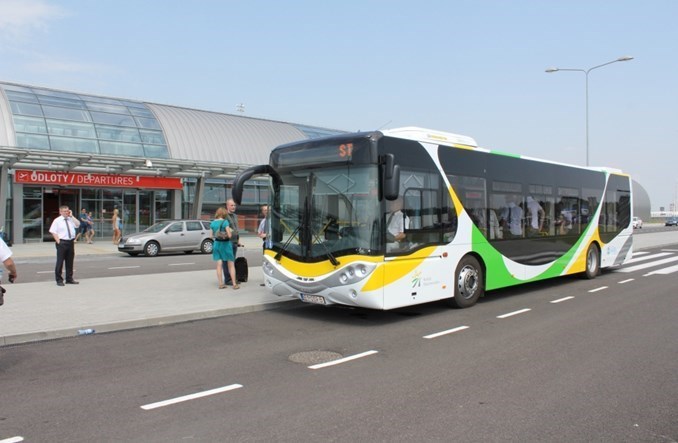 Modlin: KM wybiorą operatora autobusów lotniskowych