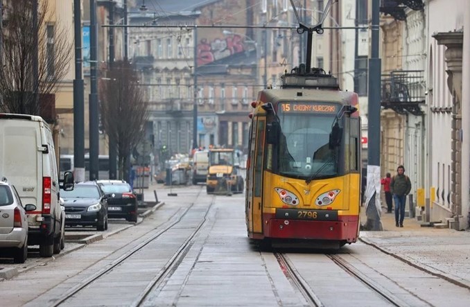 Łódź: Kierowcy nauczyli się parkować przy torowisku. Ale nie wszyscy