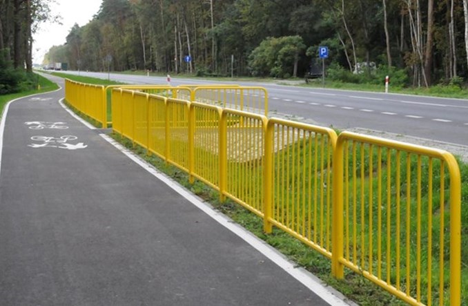 Siedem ofert na budowę drogi dla pieszych i rowerów na DK11