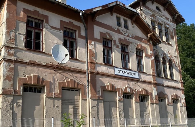 Stąporków: Zabytkowy dworzec z zabitymi oknami 