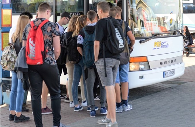 Łódzkie: Autobusy marszałkowskie skróciły dystans między ludźmi 