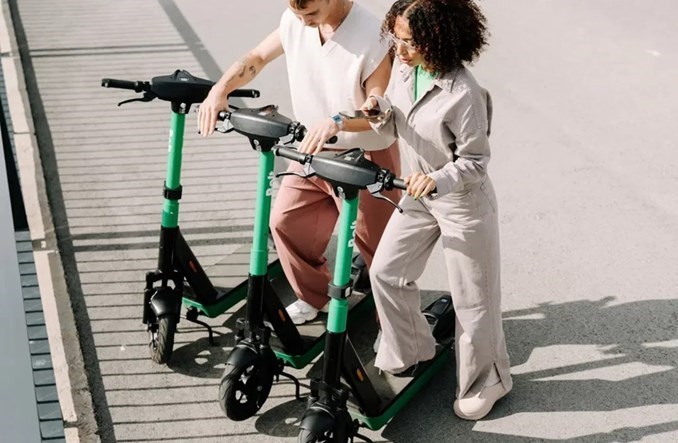 Warszawa: Kto płaci na parkowanie e-hulajnóg i czy płaci w ogóle?