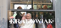 Wierni opłakują papieża Franciszka. Jego podróż tramwajem przeszła do historii 