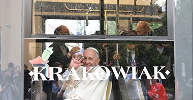 Wierni opłakują papieża Franciszka. Jego podróż tramwajem przeszła do historii 