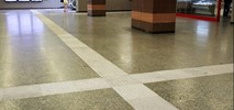 Oznakowanie dotykowe na kolejnych stacjach metra