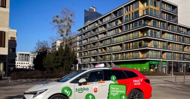 Żabka wprowadza do aplikacji usługi transportowe - tego oczekują klienci