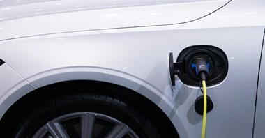 Ładowanie samochodu elektrycznego w domu w praktyce – Jak to działa i dlaczego warto?