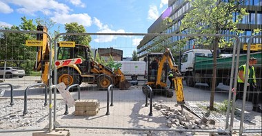 Łódź. Pasaż prowadzący do dworca Łódź Fabryczna bardziej zielony