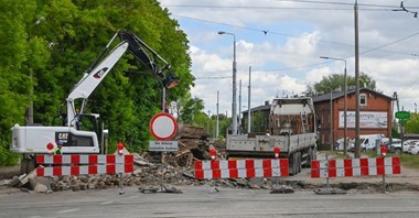Bydgoszcz. Rozbudowa ul. Toruńskiej. Rozbiórki i wykopy przy zajezdni