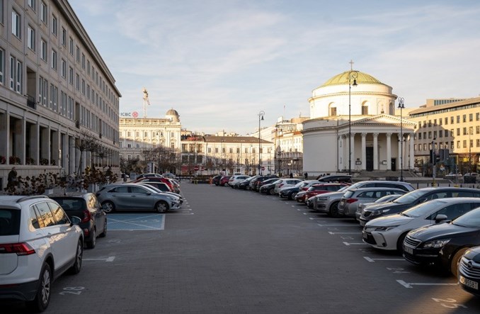 Warszawa: Plac Trzech Krzyży jeszcze bardziej zielony