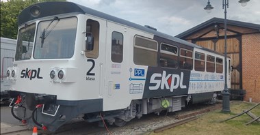 Pleszew. Motorak w miejskich barwach wyjeżdża na tory