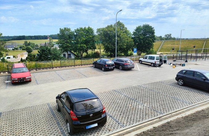 Otomino: nowy parking zachęca kierowców do jazdy pociągami