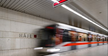Metro w Pradze. Wykolejony wagon wjechał w budynek STP Hostivař