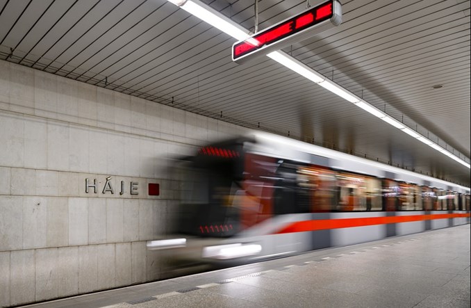 Metro w Pradze. Wykolejony wagon wjechał w budynek STP Hostivař