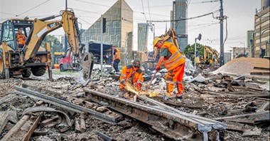 Warszawa. Deszcz opóźnia remont na pl. Zawiszy