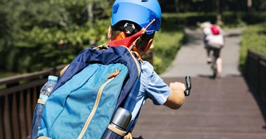 MI: W kasku rowerem lub hulajnogą do 16. roku życia