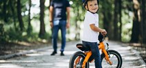 Dziecko w kasku, system rowerowy bez głowy