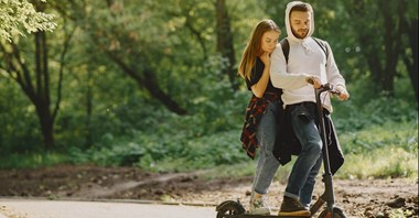 Kaski na hulajnogach zamiast rozumu? Eksperci studzą entuzjazm