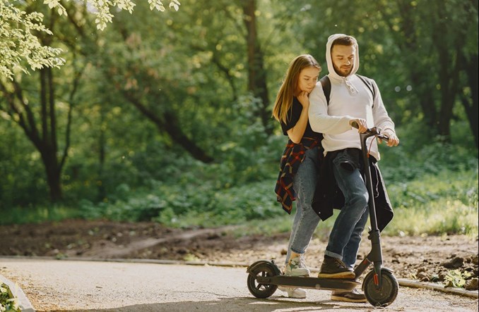 Kaski na hulajnogach zamiast rozumu? Eksperci studzą entuzjazm